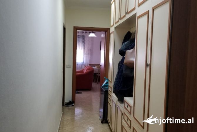 Shtepi me qera Apartament ne Tirane, 2+1, Mobilimi E mobiluar, Pagesa 430  Euro.