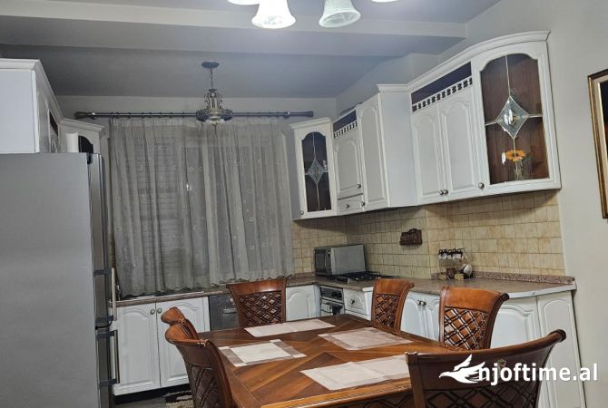 Shtepi me qera Apartament ne Tirane, 3+1, Mobilimi E mobiluar, Pagesa 1,300  Euro.