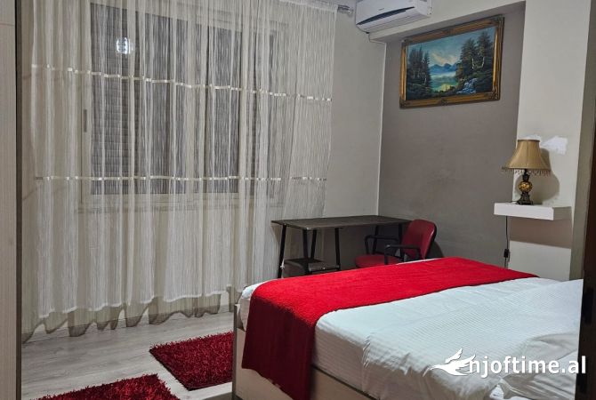 Shtepi me qera Apartament ne Tirane, 3+1, Mobilimi E mobiluar, Pagesa 1,300  Euro.