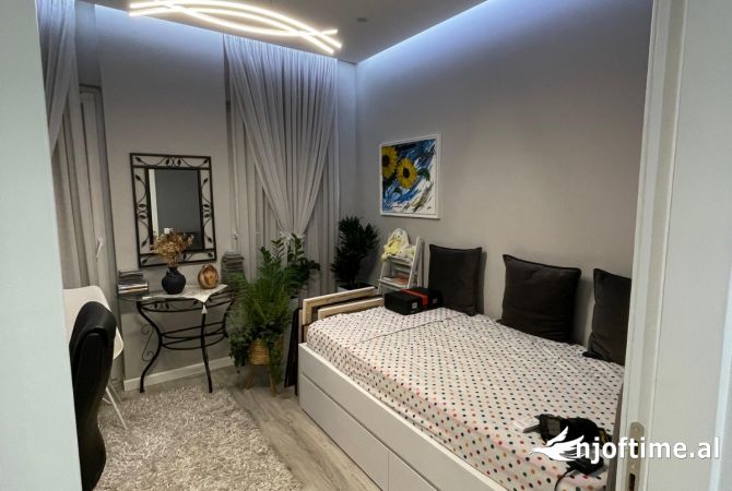 Shtepi ne shitje Apartament ne Tirane, 3+1, Mobilimi E mobiluar, Pagesa 180,000  Euro.