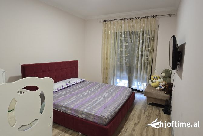Shtepi ne shitje Apartament ne Tirane, 3+1, Mobilimi E mobiluar, Pagesa 260,000  Euro.