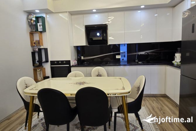 Shtepi ne shitje Apartament ne Tirane, 3+1, Mobilimi E mobiluar, Pagesa 260,000  Euro.