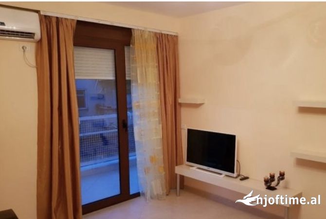 Shtepi me qera 2+1 ne Tirane - 670 Euro