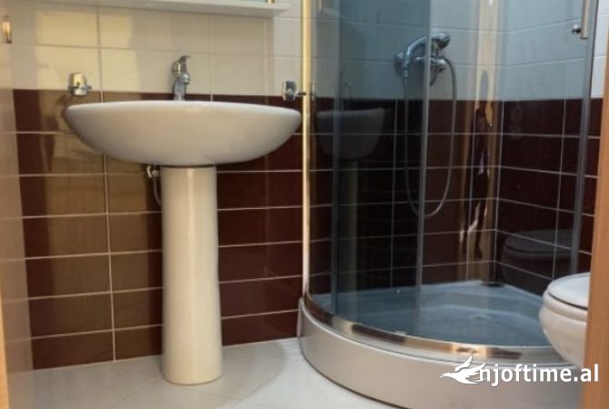 Shtepi me qera Apartament ne Tirane, 2+1, Mobilimi E mobiluar, Pagesa 670  Euro.