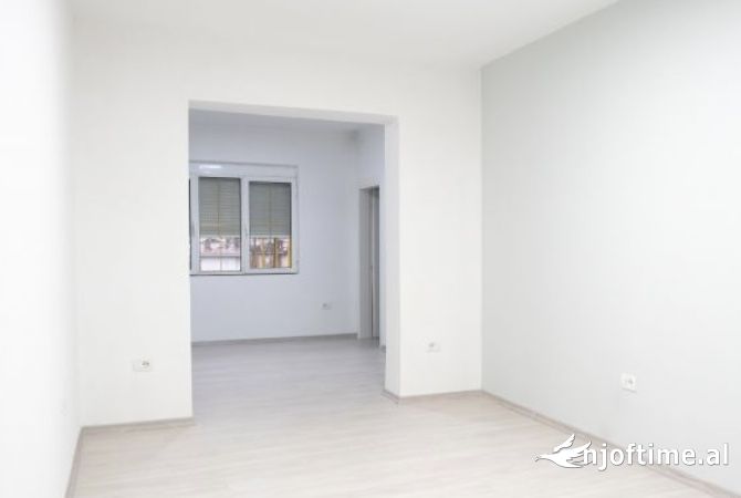 Ambient biznesi me qera 1+1 ne Tirane - 100,000 Leke