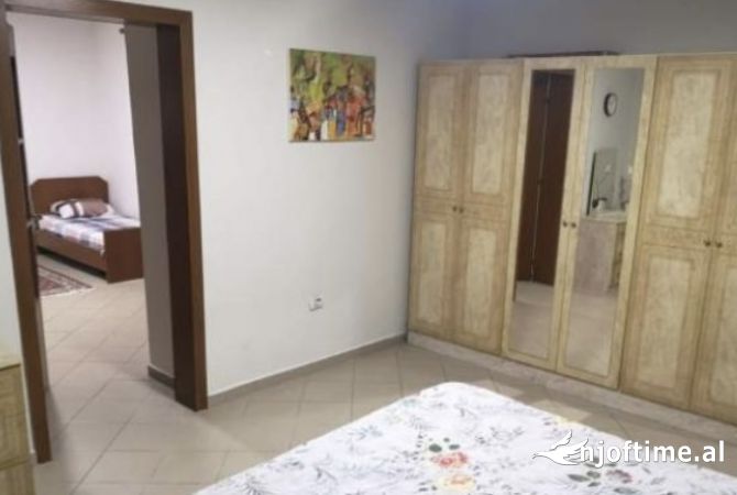 Shtepi ne shitje Apartament ne Tirane, 3+1, Mobilimi E mobiluar, Pagesa 148,000  Euro.