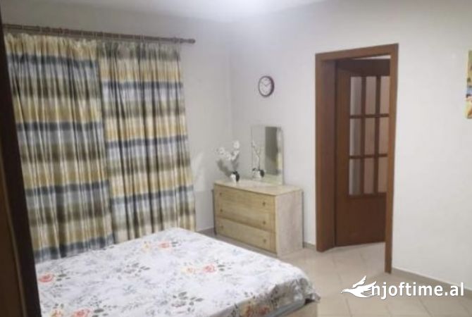 Shtepi ne shitje Apartament ne Tirane, 3+1, Mobilimi E mobiluar, Pagesa 148,000  Euro.