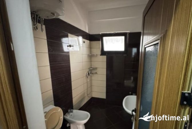 Shtepi ne shitje Apartament ne Tirane, 2+1, Mobilimi E mobiluar, Pagesa 40,000  Euro.