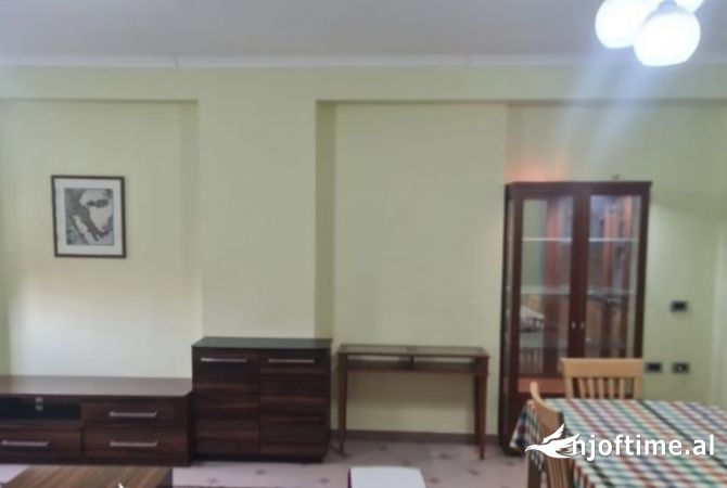 Shtepi me qera Apartament ne Tirane, 2+1, Mobilimi Pjeserisht e mobiluar, Pagesa 65,000  Leke.