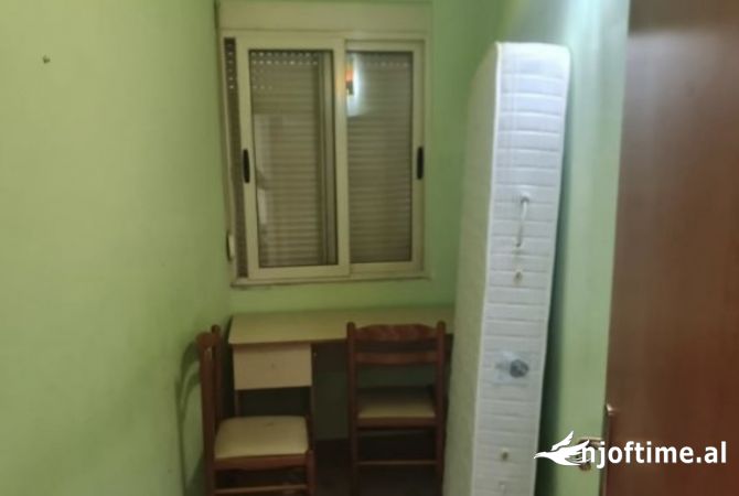 Shtepi me qera Apartament ne Tirane, 2+1, Mobilimi Pjeserisht e mobiluar, Pagesa 65,000  Leke.