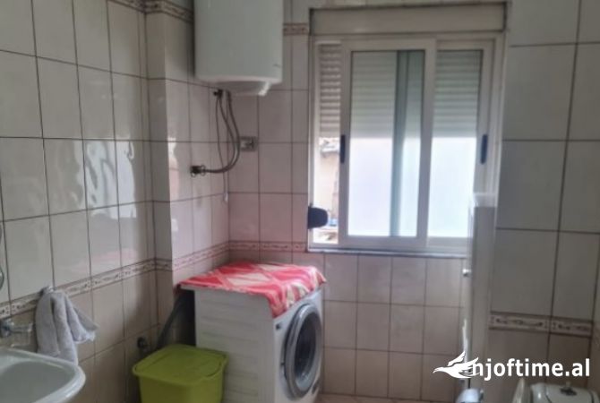 Shtepi me qera Apartament ne Tirane, 2+1, Mobilimi Pjeserisht e mobiluar, Pagesa 65,000  Leke.