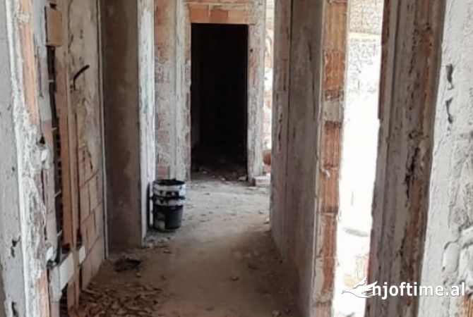 Shtepi ne shitje Apartament ne Tirane, 2+1, Mobilimi Bosh, pa mobiluar, Pagesa 165,000  Euro.