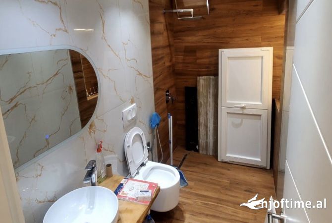 Shtepi ne shitje Apartament ne Tirane, 2+1, Mobilimi Pjeserisht e mobiluar, Pagesa 152,000  Euro.