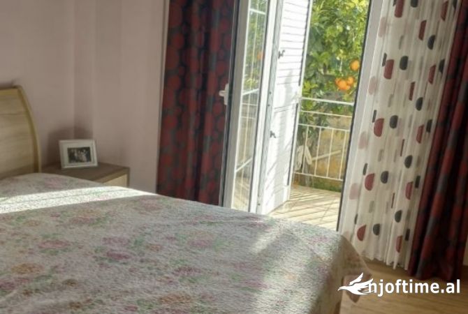 Shtepi me qera Papafingo(kati i catise) ne Tirane, 2+1, Mobilimi E mobiluar, Pagesa 50,000  Leke.