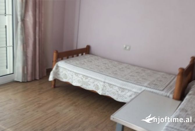 Shtepi me qera Papafingo(kati i catise) ne Tirane, 2+1, Mobilimi E mobiluar, Pagesa 50,000  Leke.