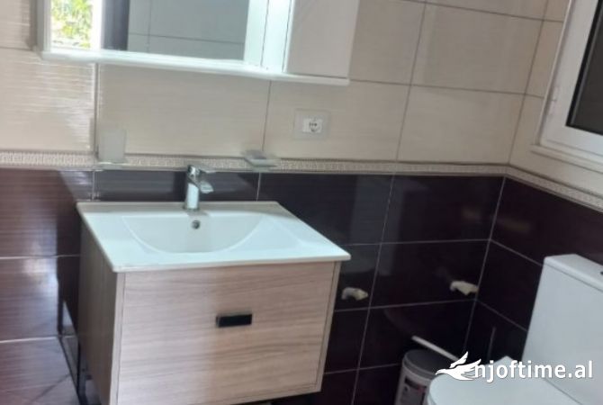 Shtepi me qera Papafingo(kati i catise) ne Tirane, 2+1, Mobilimi E mobiluar, Pagesa 50,000  Leke.