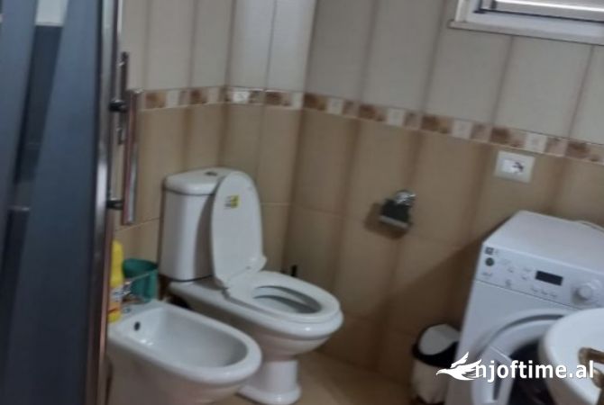 Shtepi me qera Papafingo(kati i catise) ne Tirane, 2+1, Mobilimi E mobiluar, Pagesa 50,000  Leke.