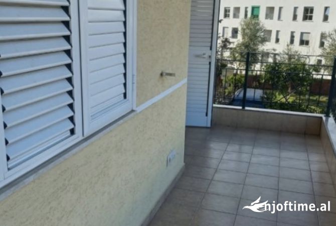 Shtepi me qera Papafingo(kati i catise) ne Tirane, 2+1, Mobilimi E mobiluar, Pagesa 50,000  Leke.