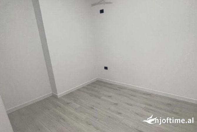 Shtepi me qera Apartament ne Tirane, 2+1, Mobilimi Bosh, pa mobiluar, Pagesa 1,000  Euro.