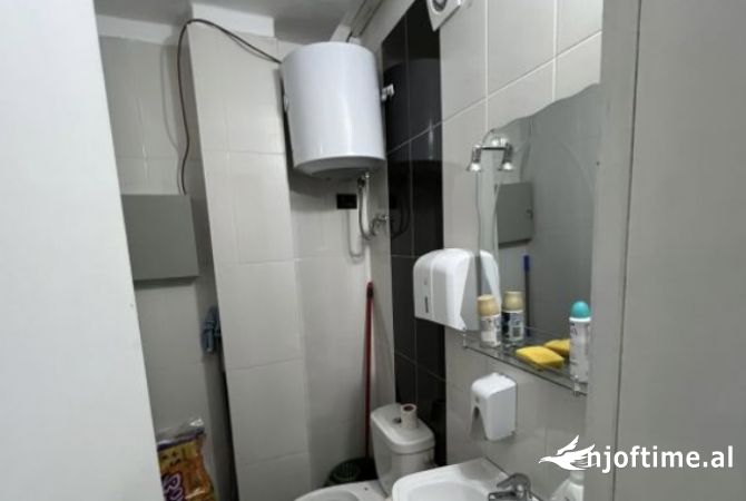 Jepet zyre 30 m2 e mobiluar tek Kompleksi Usluga Tirane