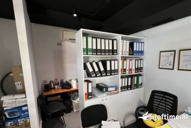 Jepet zyre 30 m2 e mobiluar tek Kompleksi Usluga Tirane