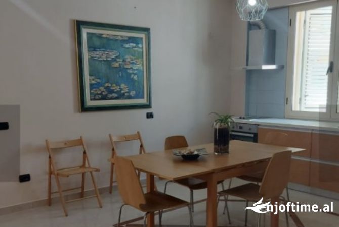 Shtepi ne shitje Apartament ne Vlore, 2+1, Mobilimi E mobiluar, Pagesa 260,000  Euro.