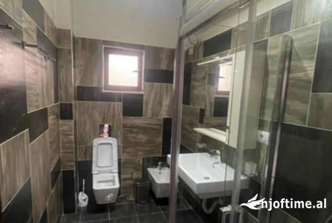 Shtepi me qera Apartament ne Tirane, 5+1, Mobilimi E mobiluar, Pagesa 1,350  Euro.