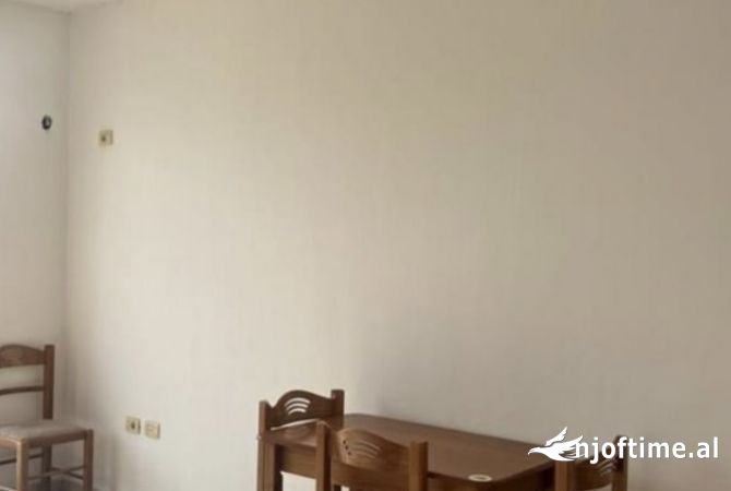 Shtepi me qera Apartament ne Tirane, 2+1, Mobilimi E mobiluar, Pagesa 300  Euro.
