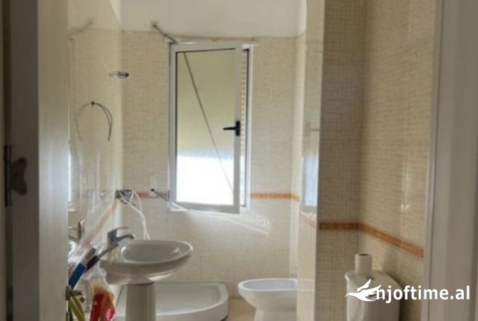 Shtepi me qera Apartament ne Tirane, 2+1, Mobilimi E mobiluar, Pagesa 300  Euro.