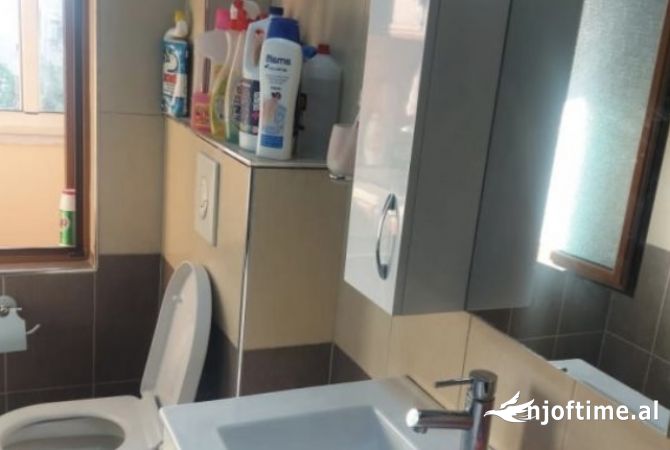 Shtepi ne shitje Apartament ne Tirane, 2+1, Mobilimi E mobiluar, Pagesa 128,000  Euro.