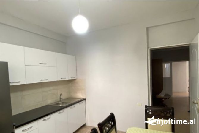 Shtepi me qera Apartament ne Tirane, 4+1, Mobilimi E mobiluar, Pagesa 500  Euro.