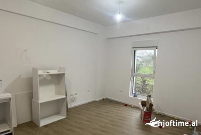 Shtepi me qera Apartament ne Tirane, 2+1, Mobilimi Pjeserisht e mobiluar, Pagesa 38,000  Leke.