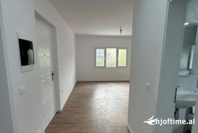 Shtepi ne shitje Apartament ne Tirane, 1+1, Mobilimi Bosh, pa mobiluar, Pagesa 75,000  Euro.