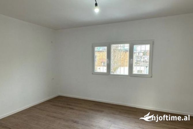 Shtepi ne shitje Apartament ne Tirane, 1+1, Mobilimi Bosh, pa mobiluar, Pagesa 75,000  Euro.