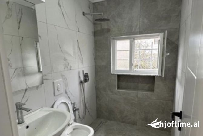 Shtepi ne shitje Apartament ne Tirane, 1+1, Mobilimi Bosh, pa mobiluar, Pagesa 75,000  Euro.