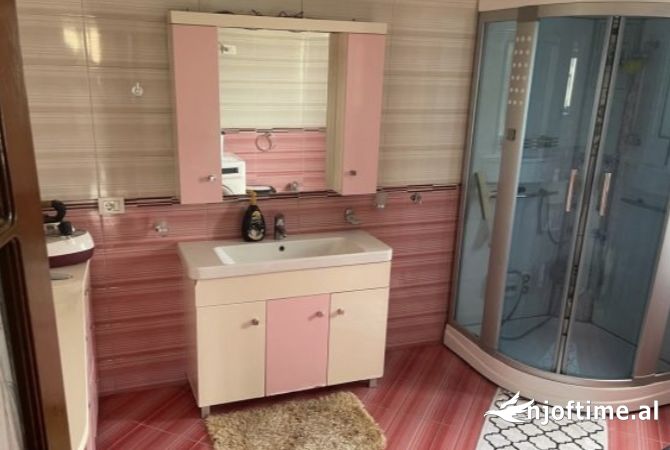 Shtepi me qera Apartament ne Tirane, 7+1, Mobilimi E mobiluar, Pagesa 5,500  Euro.