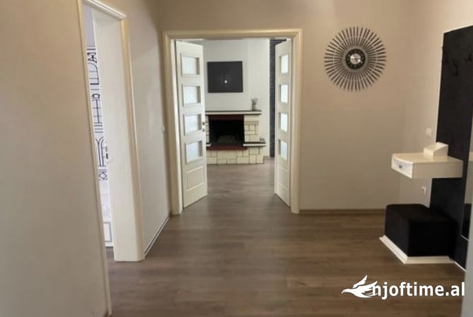 Shtepi me qera Apartament ne Tirane, 7+1, Mobilimi E mobiluar, Pagesa 5,500  Euro.