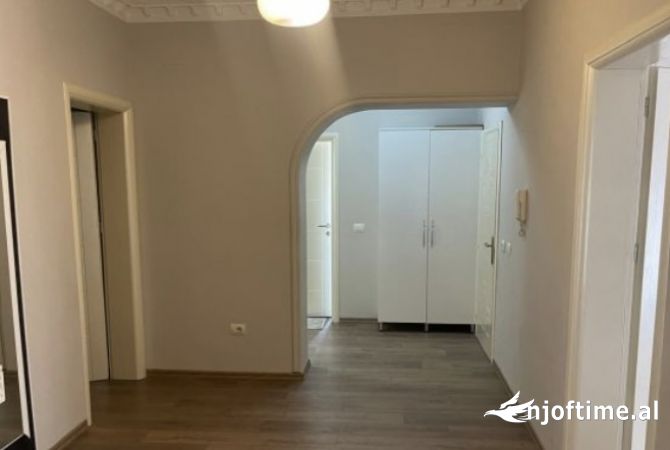 Shtepi me qera Apartament ne Tirane, 7+1, Mobilimi E mobiluar, Pagesa 5,500  Euro.
