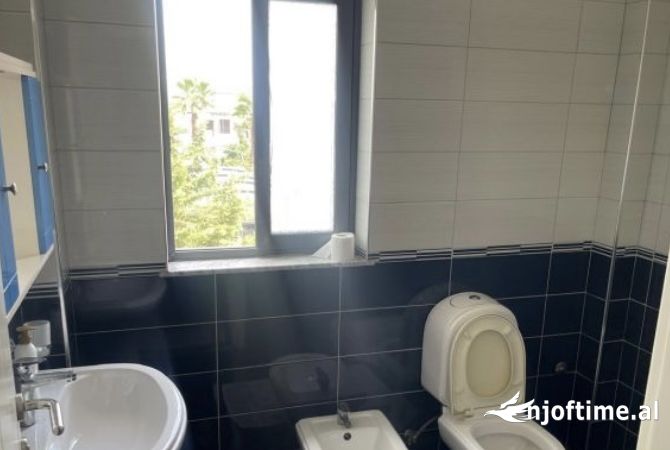 Shtepi me qera Apartament ne Tirane, 7+1, Mobilimi E mobiluar, Pagesa 5,500  Euro.