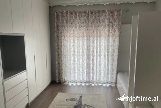 Shtepi me qera Apartament ne Tirane, 7+1, Mobilimi E mobiluar, Pagesa 5,500  Euro.