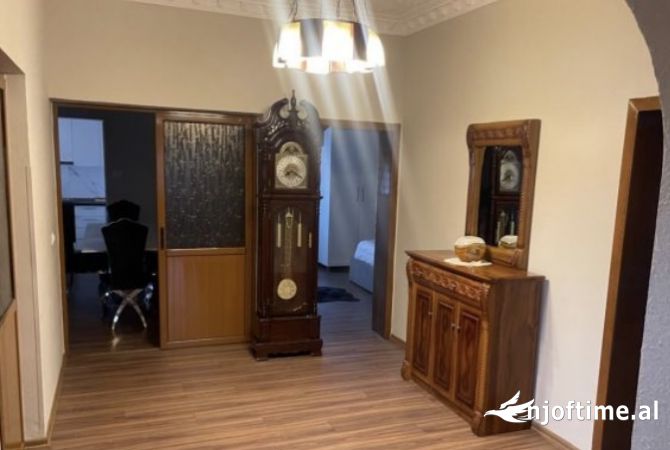 Shtepi ne shitje Shtepi Private ne Tirane, 7+1, Mobilimi E mobiluar, Pagesa 1,380,000  Euro.