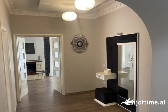 Shtepi ne shitje Shtepi Private ne Tirane, 7+1, Mobilimi E mobiluar, Pagesa 1,380,000  Euro.