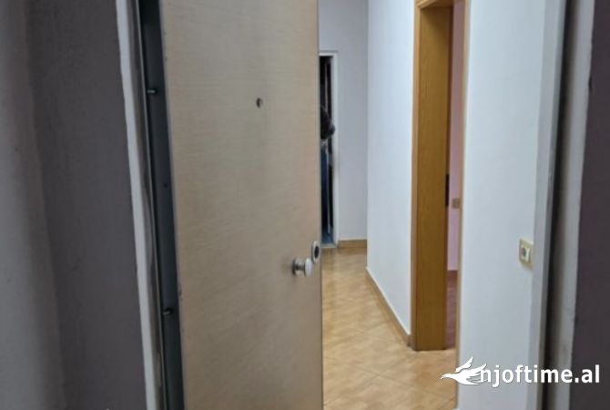 Shtepi me qera Apartament ne Tirane, 2+1, Mobilimi Bosh, pa mobiluar, Pagesa 60,000  Leke.