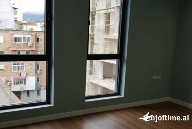 Shtepi me qera Apartament ne Tirane, 2+1, Mobilimi Bosh, pa mobiluar, Pagesa 1,000  Euro.