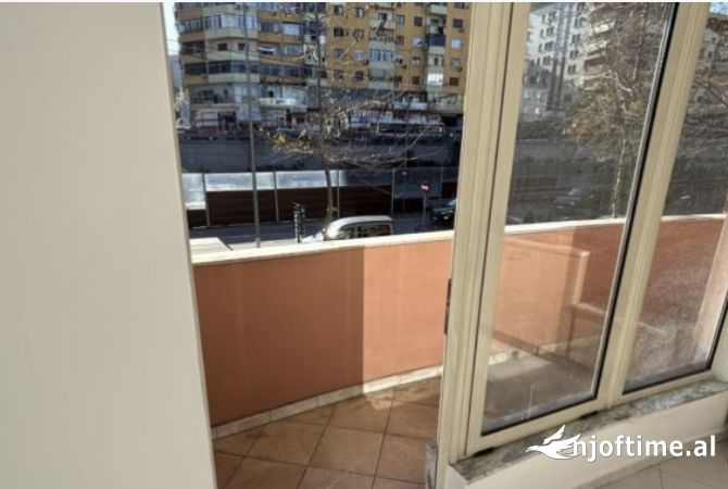 Jepet ambjent 1+1 me qera mbi Qendren Kristal Tirane