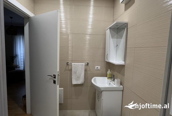 Shtepi me qera Apartament ne Tirane, 2+1, Mobilimi E mobiluar, Pagesa 80,000  Leke.