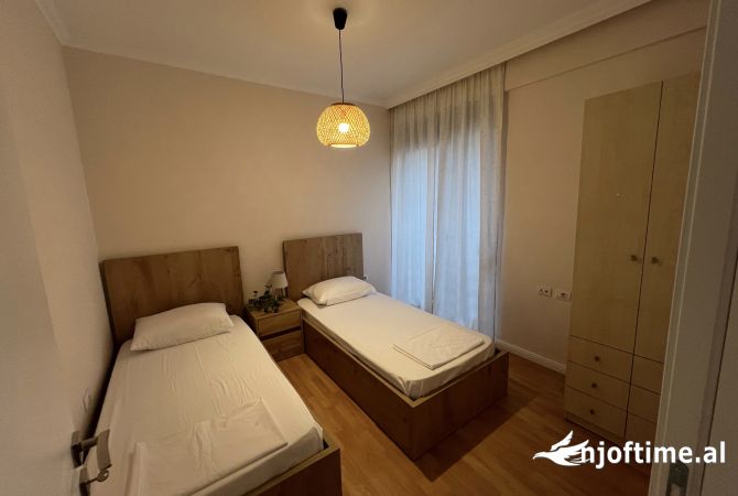 Shtepi me qera Apartament ne Tirane, 2+1, Mobilimi E mobiluar, Pagesa 80,000  Leke.