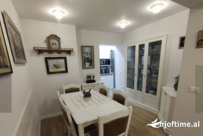 Shtepi me qera Apartament ne Tirane, 2+1, Mobilimi E mobiluar, Pagesa 800  Euro.