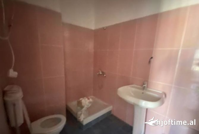 Shtepi ne shitje Apartament ne Tirane, 1+1, Mobilimi E mobiluar, Pagesa 78,000  Euro.