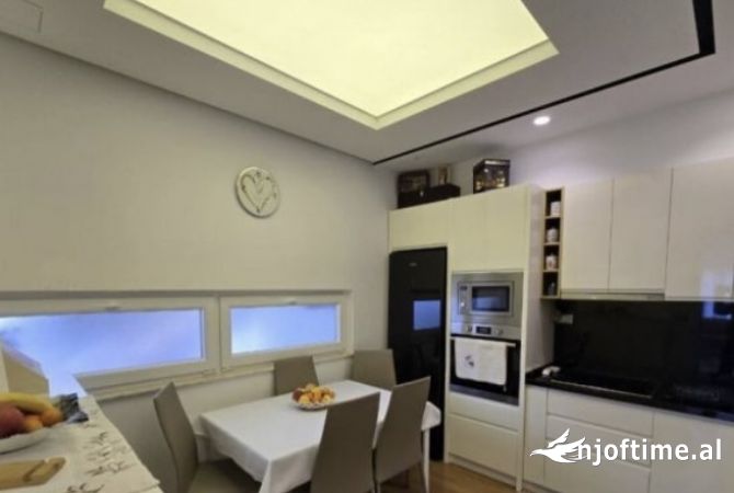 Shtepi ne shitje Apartament ne Tirane, 2+1, Mobilimi E mobiluar, Pagesa 300,000  Euro.